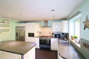 Spacious 4-Bedroom House in Winkfield